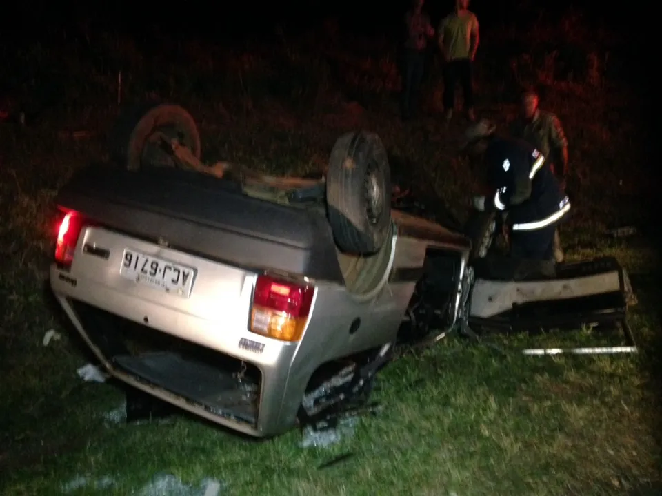 Fiat Uno capotou em tripla colisão próximo ao distrito do Pirapó na noite de sábado (1) - Foto: RTV Canal 38