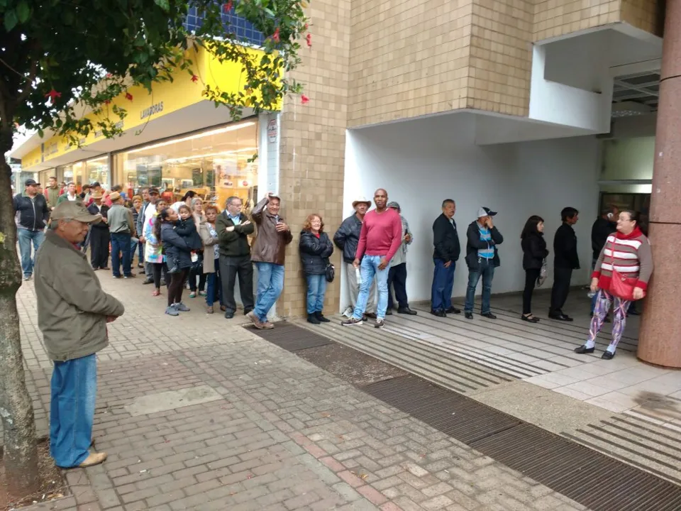 Clientes aguardam na fila em frente ao banco Itaú, na Avenida Curitiba, em Apucarana. Foto: José Luiz Mendes