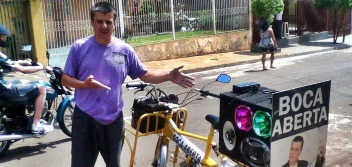 Vereador "Boca Aberta" com sua bicicleta usada para fazer campanha eleitoral. Foto: Blog do Odair Matias