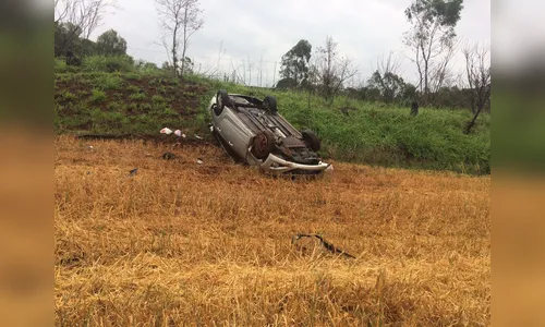Motorista sai ilesa após capotamento na BR-376, nesta manhã