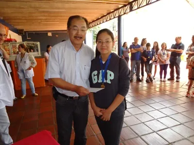 Diretor do Colégio Platão, Osvaldo Massaji Ohya, e aluna: estabelecimento de ensino se destaca em Apucarana - Foto: Divulgação