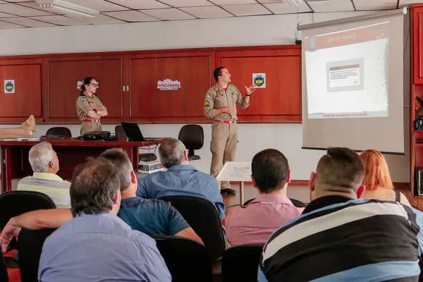 Bombeiros apresentam ferramenta digital em evento na Prefeitura de Apucarana | Foto: Divulgação