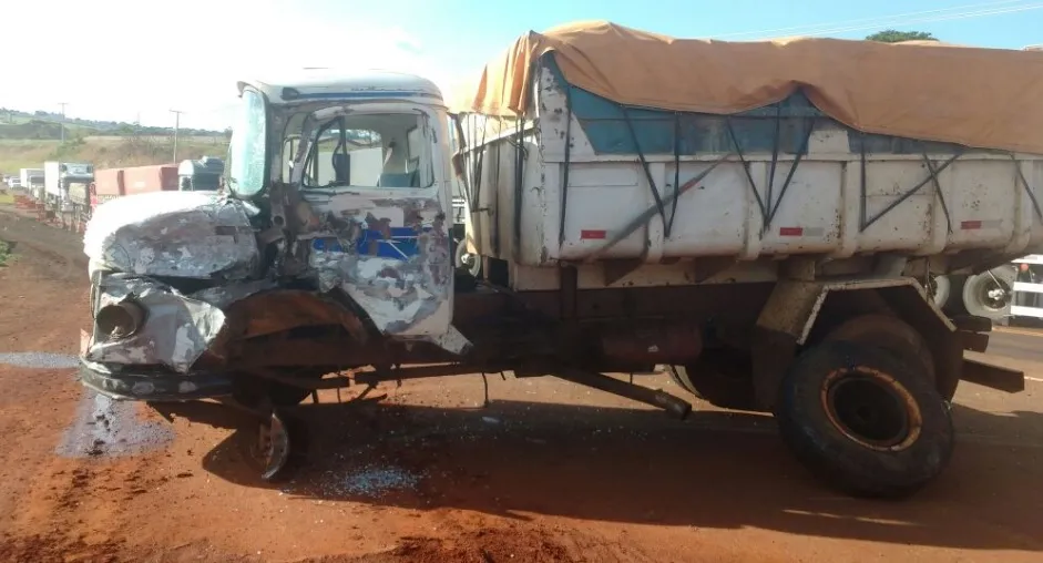 Dois caminhões se envolveram no acidente - Foto: Rodrigo Almeida/WhatsApp