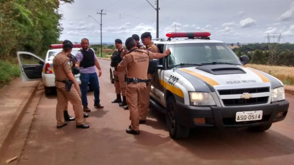 Policiais durante diligências para localizar assaltantes em Apucarana - Foto: José Luiz Mendes