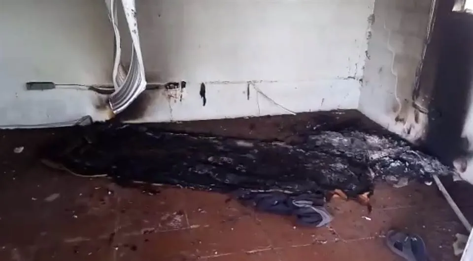 Colchão e roupas da vítima foram queimados pelo fogo - Foto: Mariano/Plantão Urgente