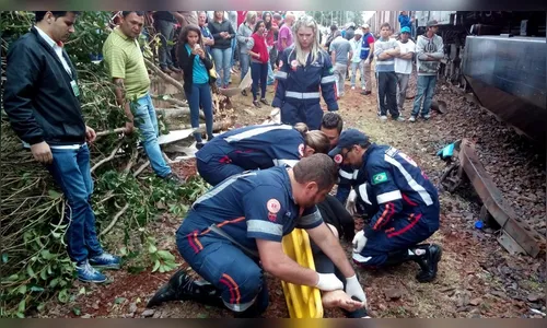 Colisão entre trem e caminhão deixa duas pessoas feridas