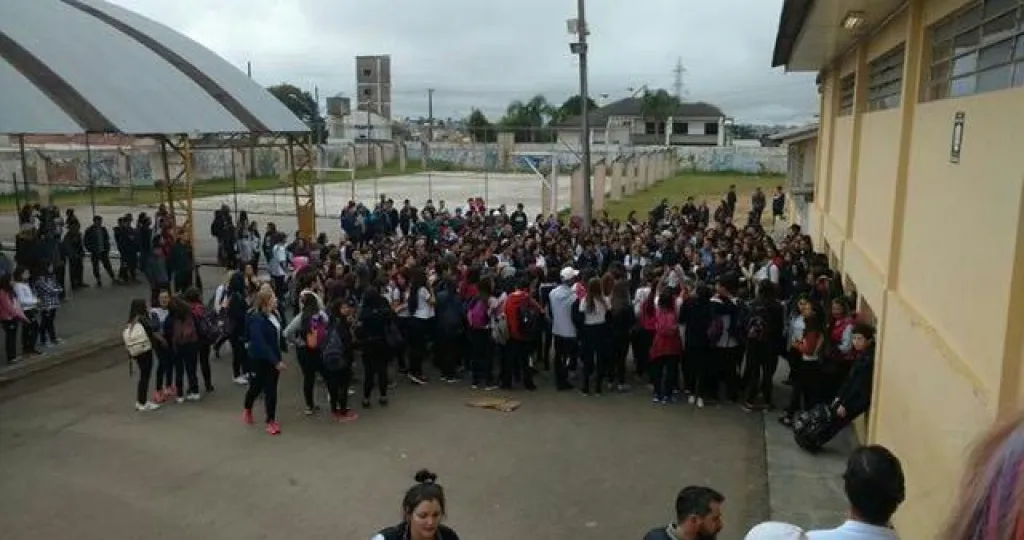 Manifestação dos alunos no Colégio Estadual Costa Viana, em São José dos Pinhais (Foto - Reprodução/Ric Mais)
