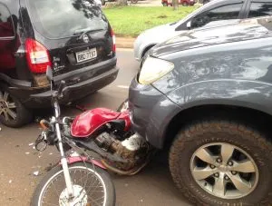 Motocicleta ficou caída na frente da Hilux: piloto da moto teve ferimentos leves -  Foto: Rodrigo Almeida
