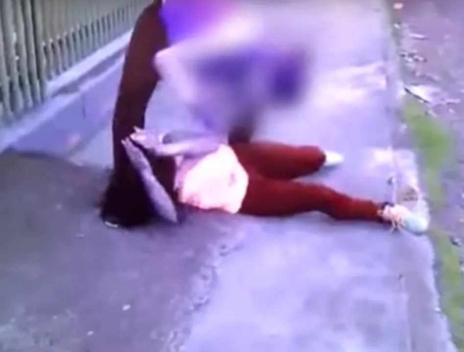 Vídeo mostra quando menor fere moça com facada; vítima foi presa ao registrar queixa