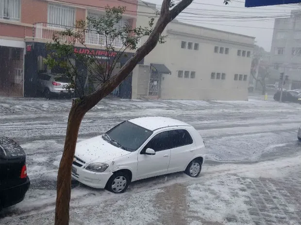 Chuva com granizo deixou ruas de Curitiba cobertas de gelo na tarde desta quinta-feira (6) - Foto: Erica Broch/Arquivo pessoal