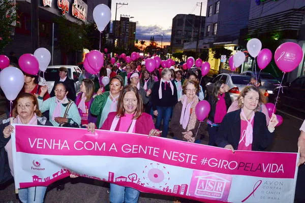 Cerca de 100 mulheres percorreram o centro da cidade. Foto: Delair Garcia