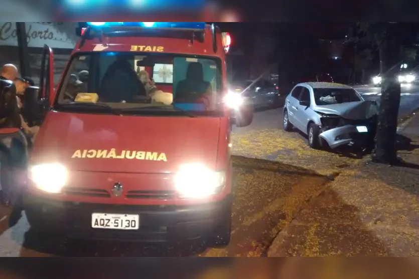  Carro se choca com árvore na noite desta sexta em Apucarana- Foto- José Mendes 