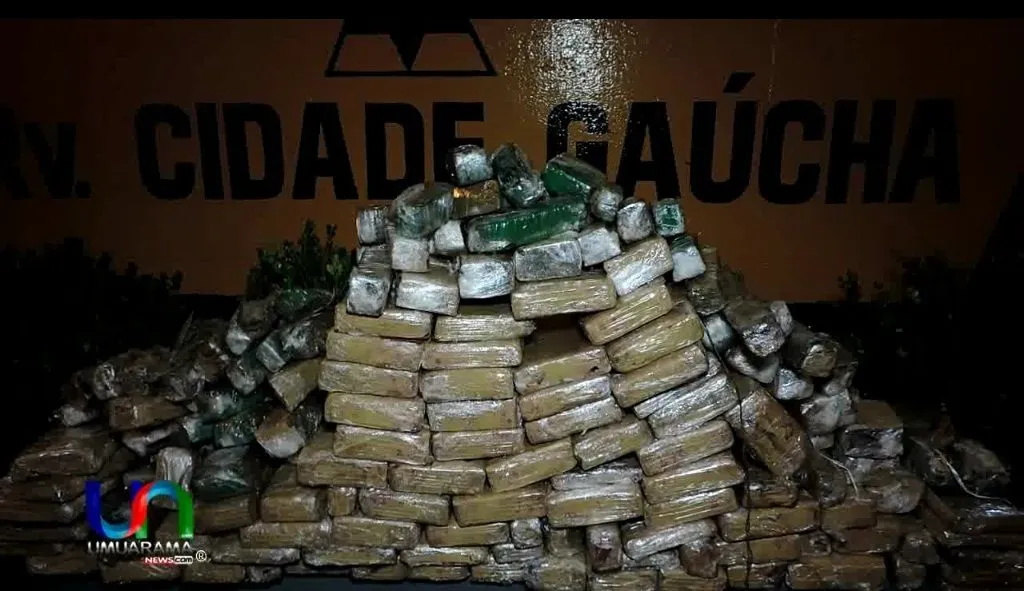 Droga estava escondida em um fundo falso de um VW/Gol. (Foto - Flávia Azevedo/Umuarama News)