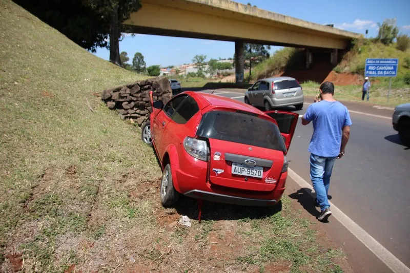 Pneu estourou e o veículo saiu para fora da pista.  (Foto - José Luiz Mendes)