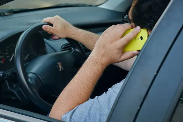 Falar ao celular enquanto dirige será considerada infração gravíssima a partir de novembro | Foto: Sérgio Rodrigo