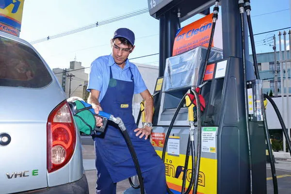 Petrobras anunciou nesta segunda (4) o quarto aumento consecutivo no preço da gasolina| Foto: Delair Garcia