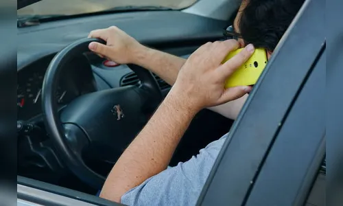 Multas por dirigir falando ao celular crescem 67%