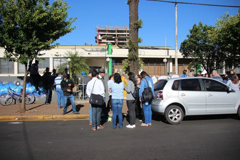  Os estudantes fecharam os portões e estão impedindo a entrada de professores.  Foto: José Luiz Mendes