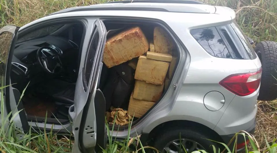 Grande quantidade do entorpecente estava sendo transportada nos bandos traseiros do veículo. (Foto - Divulgação/PRE)