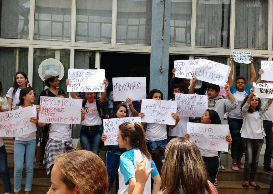 Alunos protestaram nesta manhã em frente à Câmara Municipal de Vereadores. Foto: José Luiz Mendes