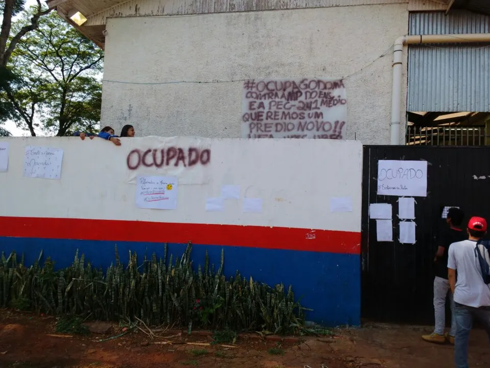 Colégio ocupado por estudantes em Apucarana (Foto - José Luiz Mendes)