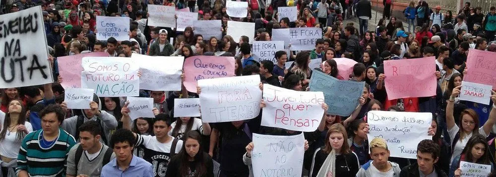 Cerca de 210 escolas ja foram ocupadas por estudantes no PR, em protesto contra a Medida Provisória. - Foto - www.brasil247.com