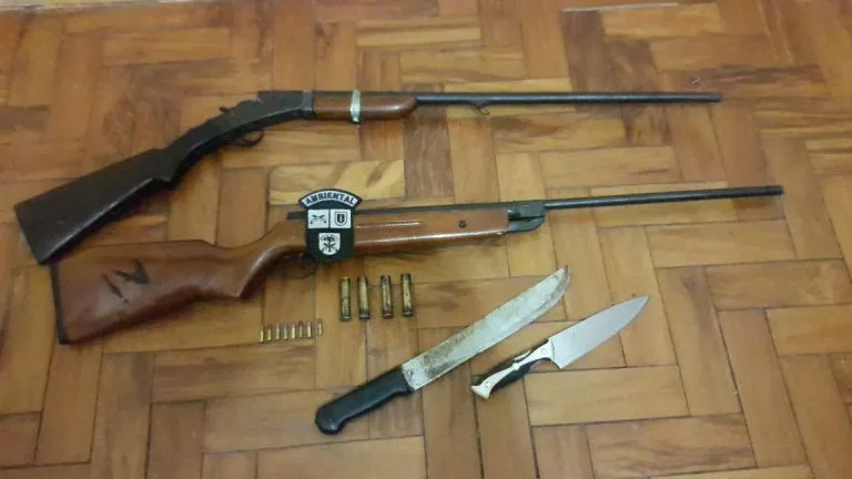 Com trio detido foram apreendidas uma espingarda calibre 22 e outra calibre 32, além de munições e duas facas - Foto: Divulgação/Polícia Ambiental