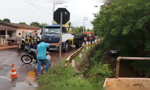 
							Mulher perde controle da direção e carro cai dentro de córrego 
						
						
