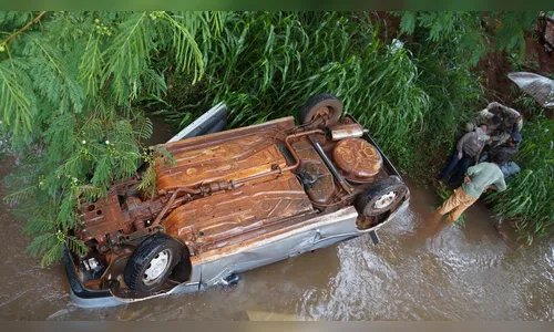 Mulher perde controle da direção e carro cai dentro de córrego 