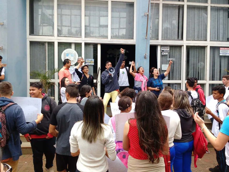 Estudantes durante manifestação em frente à Câmara de Vereadores de Apucarana (norte do Paraná) - Foto: José Luiz Mendes