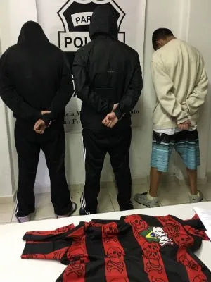 Três integrantes foram presos e um segue foragido. (Foto: Reprodução - Weliton Martins / RPC)