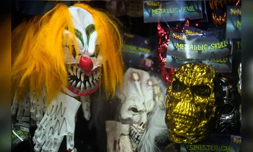 Jovem vestido de palhaço é abordado pela PM após assustar pessoas