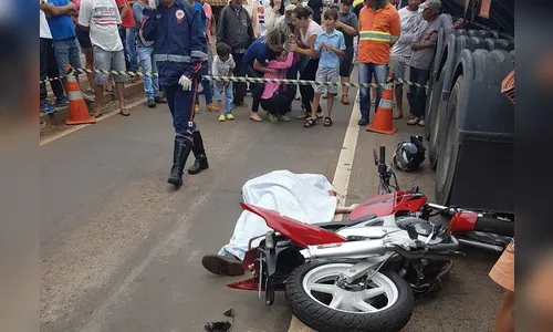 Jovem morre após acidente com moto e caminhão em Califórnia
