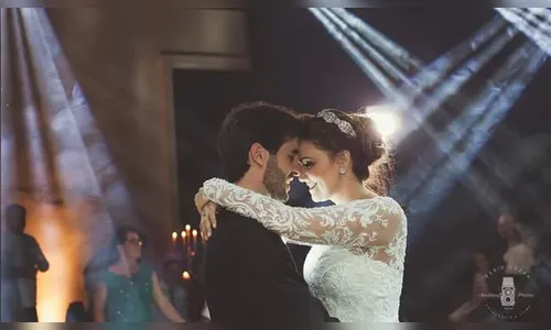 Casal se conhece em site de relacionamento e namoro dá em casamento