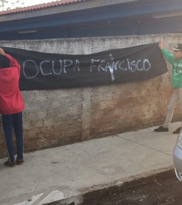 Estudantes ocuparam a Escola Estadual Professor Francisco de Souza nesta segunda. Foto: Colaboração/WhatsApp