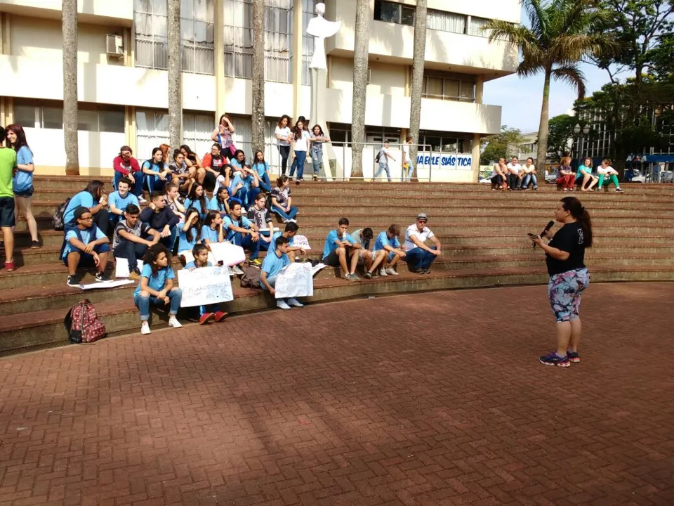 Alunos e professores se encontraram na Praça Rui Barbosa. Foto: José Luiz Mendes