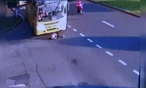 Câmeras registram mulher sendo atropelada por ônibus
