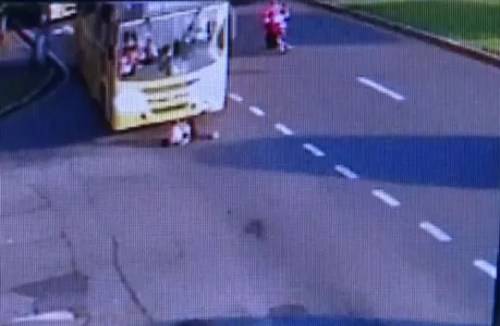 Mulher saiu do canteiro em direção a calçada quando foi atropelada. Foto: Reprodução 