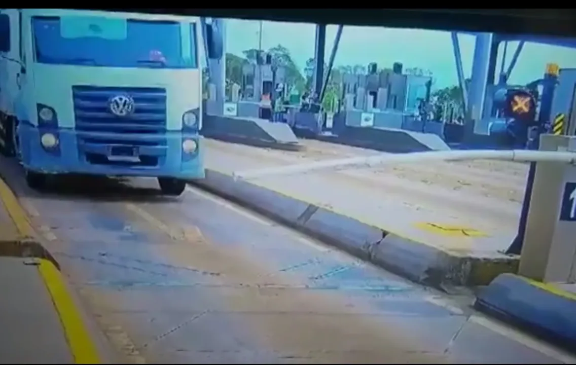 Câmeras registraram momento que caminhão furou o pedágio. Foto: Reprodução. 