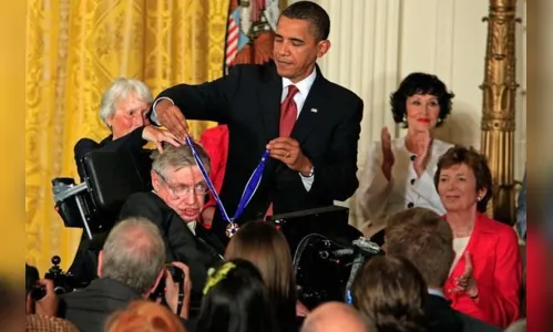 
						
							Conheça um pouco mais sobre a vida do cientista Stephen Hawking
						
						