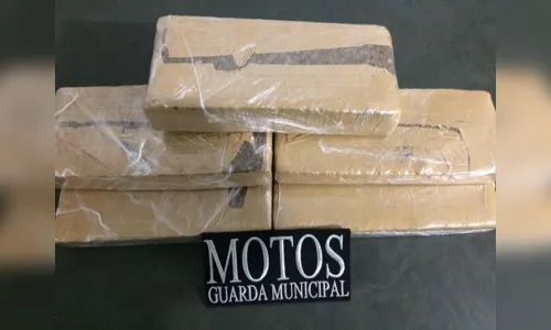 
							Rapaz abandona carro com mais de 6kg de maconha, em Arapongas
						
						