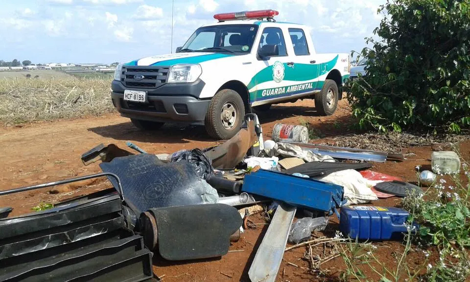 Guarda Municipal encontrou vários materiais descartados irregularmente no terreno. Foto - Reprodução/GM