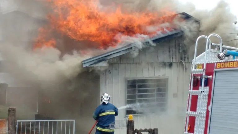 Bombeiro combate incêndio na tarde desta quinta-feira (20), em Apucarana - Foto: RTV Canal 38