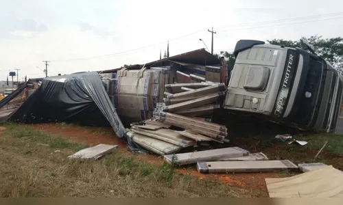 Carreta carregada com móveis tomba na PR-444 em Arapongas