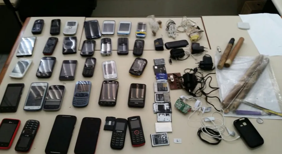 Polícia apreendeu 37 celulares, drogas e facas. Foto: Polícia Civil/Divulgação