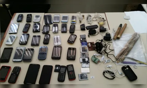 Polícia apreende 37 celulares, drogas e facas em cadeia pública 