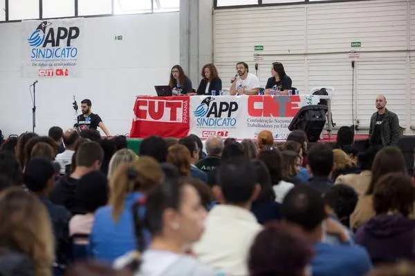 Professores reunidos neste sábado em Curitiba (Foto: Divulgação/APP)