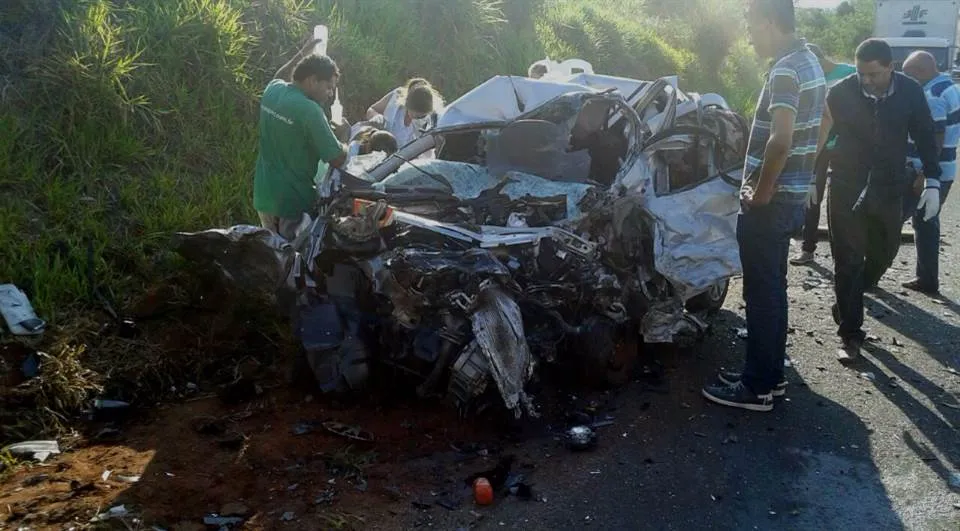 Carros ficaram destruídos após colisão: três mortos - Foto: Jornal Terceira Opinião