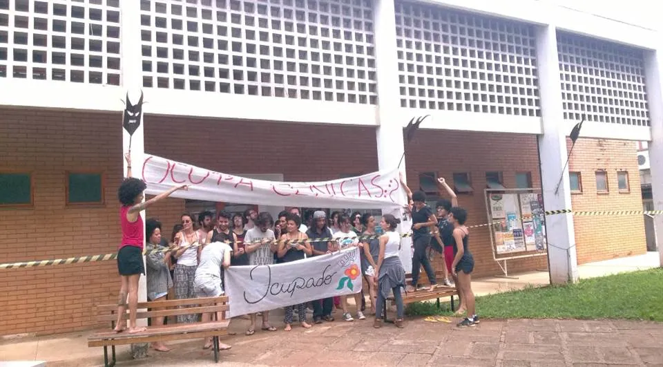 Acadêmicos do curso de Artes Cênicas da UEL ocuparam, nesta segunda-feira (24) ,o prédio do CECA  Foto: Facebook/Reprodução