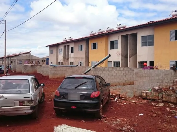 Residências foram ocupadas há quase um mês. (Foto: Reprodução - Alberto D'Angele/RPC)